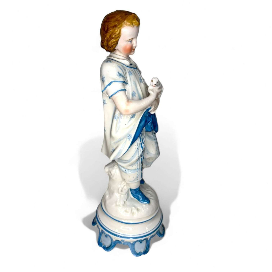 Esta pareja de Figuras de porcelana alemana antigua del siglo XIX destaca por su enorme delicadeza visual y por la dulzura de su escena. 