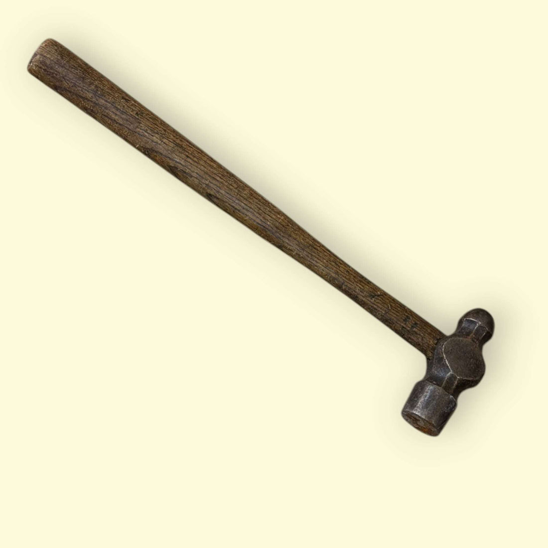 Hoy en día, este&nbsp;martillo de bola no solo conserva su funcionalidad original, sino que también se ha convertido en un objeto decorativo perfecto para espacios industriales, talleres, vitrinas o ambientes con estética vintage.