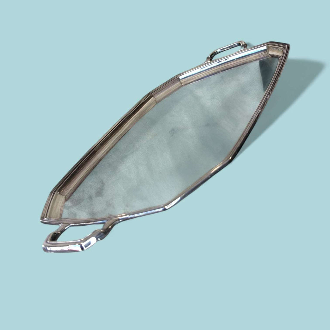 Esta Bandeja antigua de metal plateado reúne elegancia visual, funcionalidad y un diseño sobrio que encaja tanto en interiores clásicos como en ambientes de inspiración vintage. 