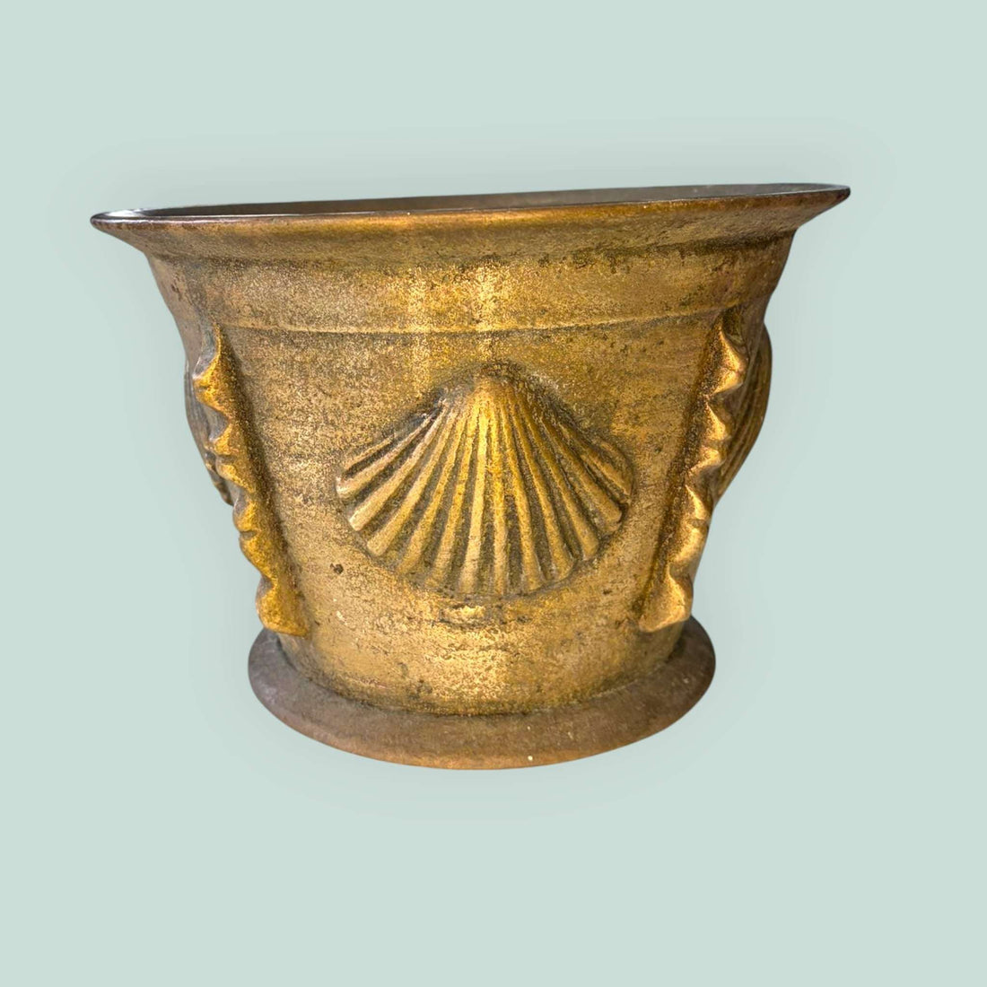 Este Mortero de bronce antiguo destaca por su presencia rotunda, su volumen elegante y su personalidad visual inconfundible.