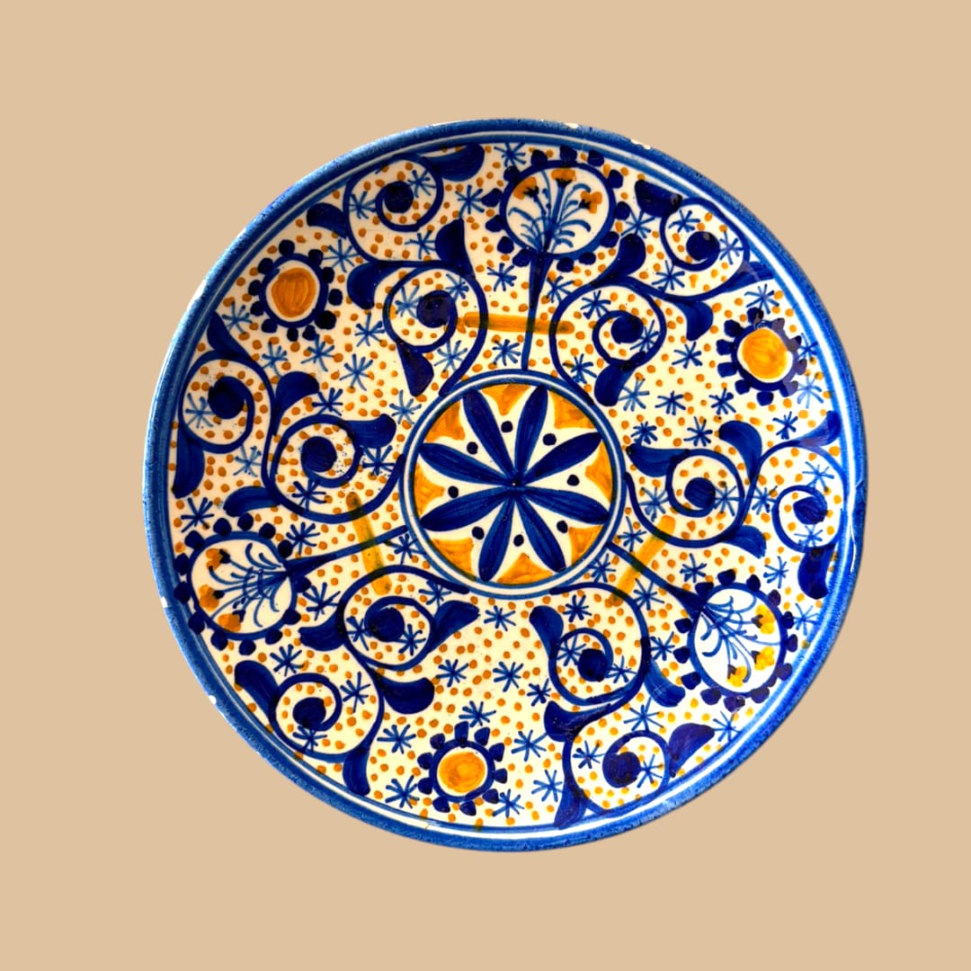  El perfil ligeramente curvado, la viveza del esmalte y la intensidad del azul recuerdan ese lenguaje ornamental tan propio de la cerámica siciliana decorativa. 