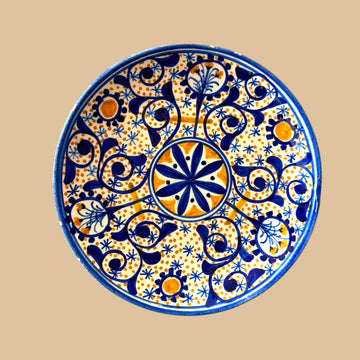  El perfil ligeramente curvado, la viveza del esmalte y la intensidad del azul recuerdan ese lenguaje ornamental tan propio de la cerámica siciliana decorativa. 