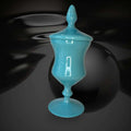 Esta Bombonera de opalina celeste es una pieza decorativa de gran elegancia visual, perfecta para quienes buscan un objeto con presencia delicada, color suave y una silueta distinguida. 