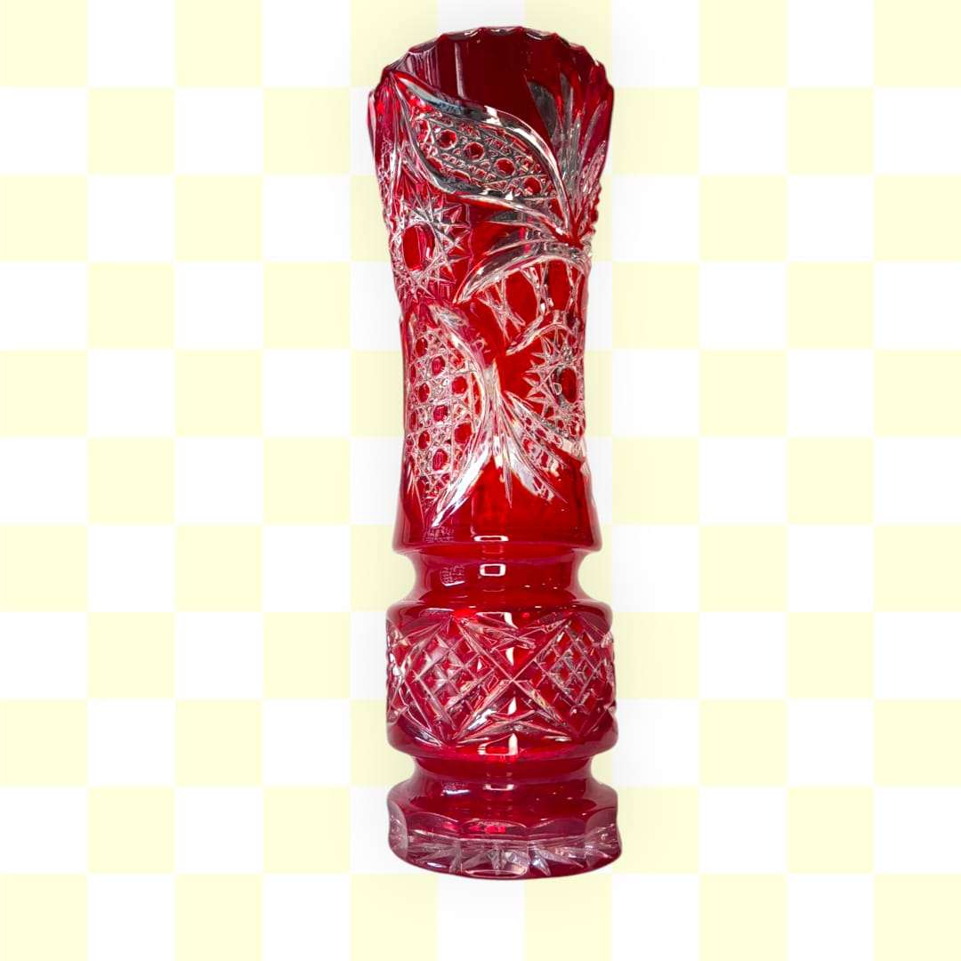 Este Florero de cristal rojo rubí es una pieza de fuerte impacto estético, perfecta para quienes buscan un objeto decorativo con luz propia. 