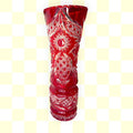 Este Florero de cristal rojo rubí es una pieza de fuerte impacto estético, perfecta para quienes buscan un objeto decorativo con luz propia. 