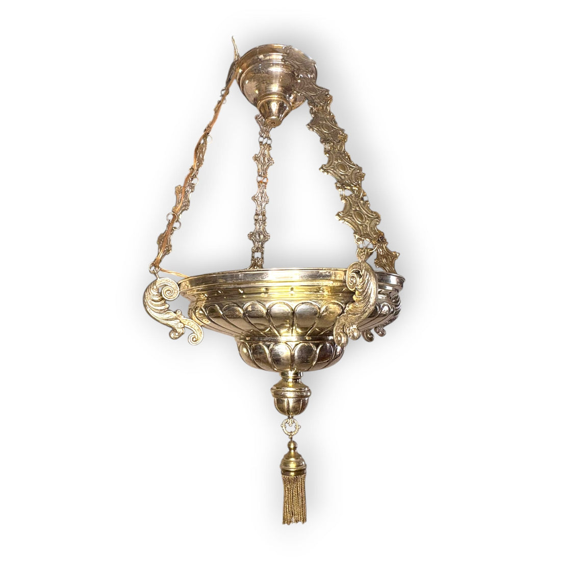 La Lampara votiva destaca por una combinación muy buscada en antigüedades decorativas: volumen, trabajo ornamental y capacidad de transformar un ambiente. 