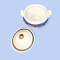 Sopera de porcelana decorada azul y oro con plato a juego