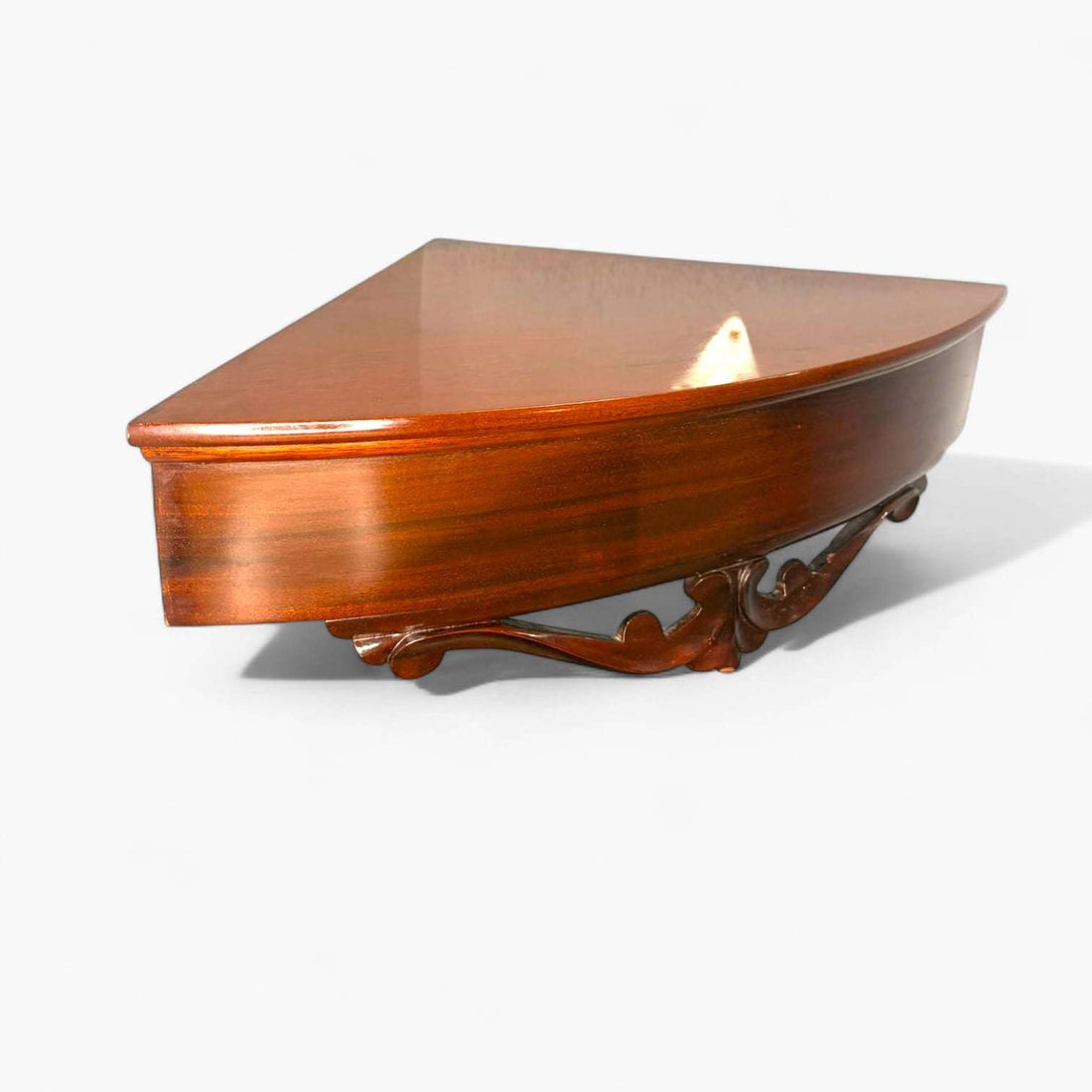 Esta Esquinera de caoba es una pieza pensada para sacar partido a los rincones del hogar, transformando espacios olvidados en puntos decorativos con carácter. 
