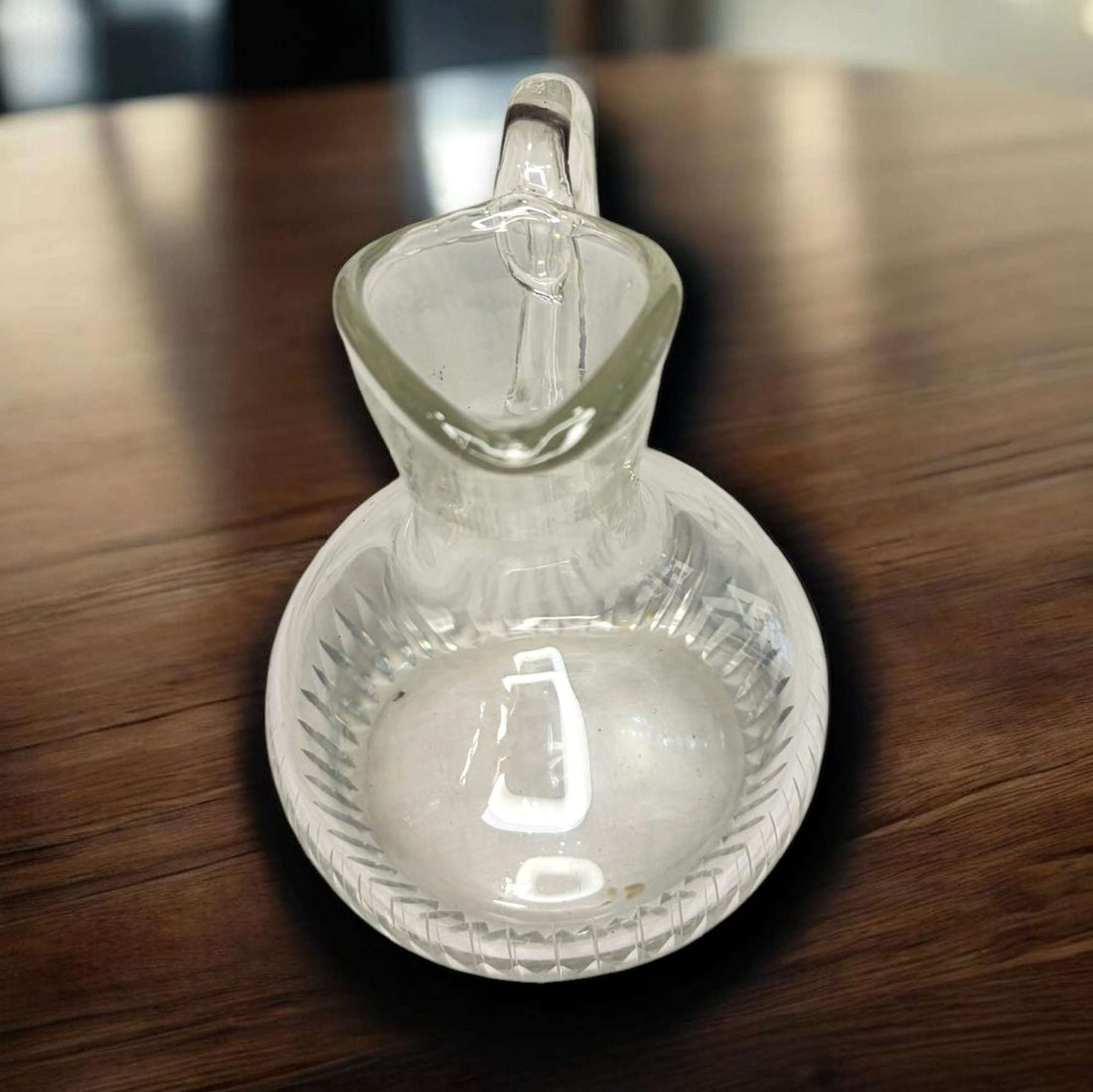Esta Jarra antigua de cristal es una pieza delicada, luminosa y con gran valor decorativo.