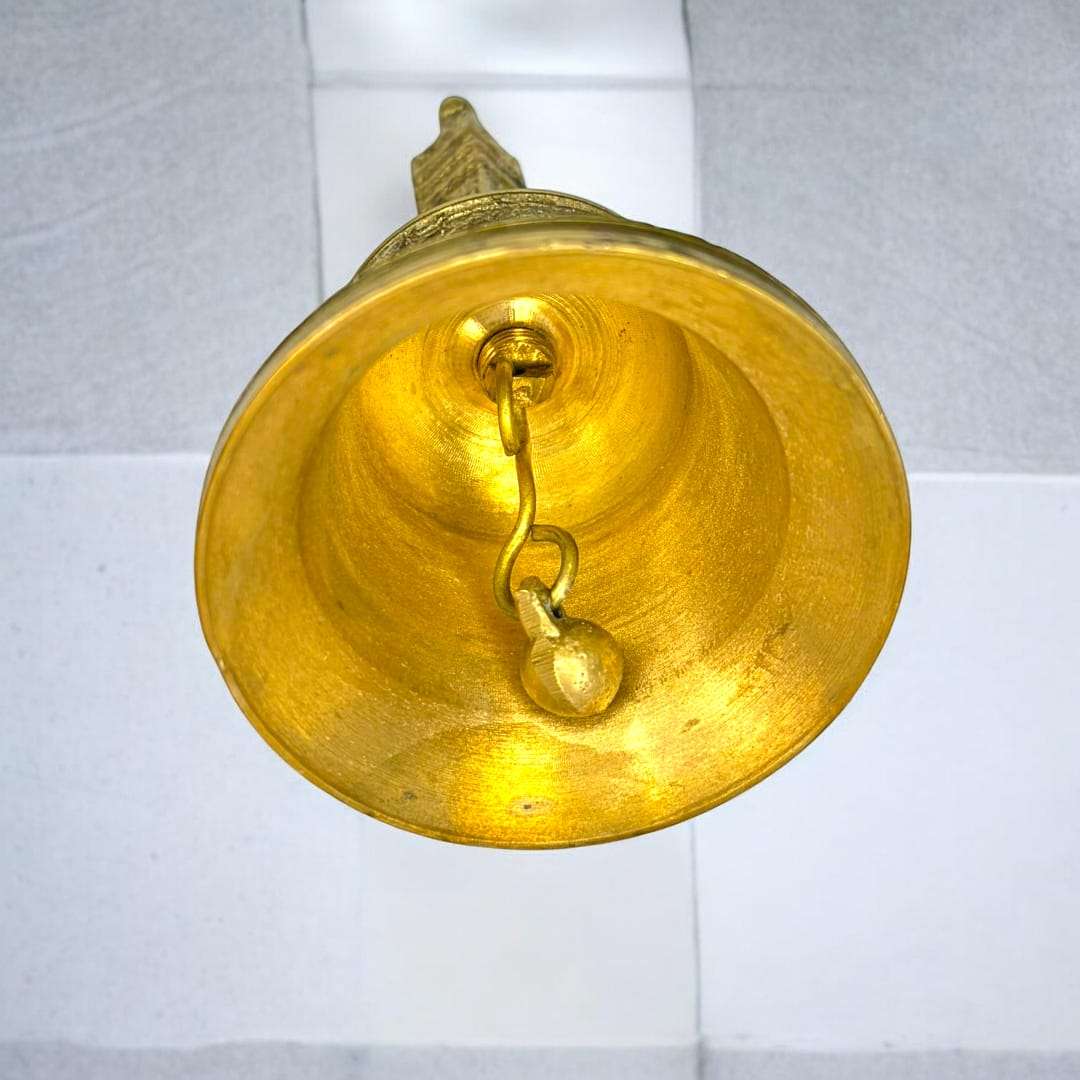 
Su función original era emitir sonido como aviso o señal, pero hoy en día esta Campana también se utiliza como elemento decorativo, aportando personalidad, cultura y un aire clásico a cualquier espacio. O seu som é harmonioso e a