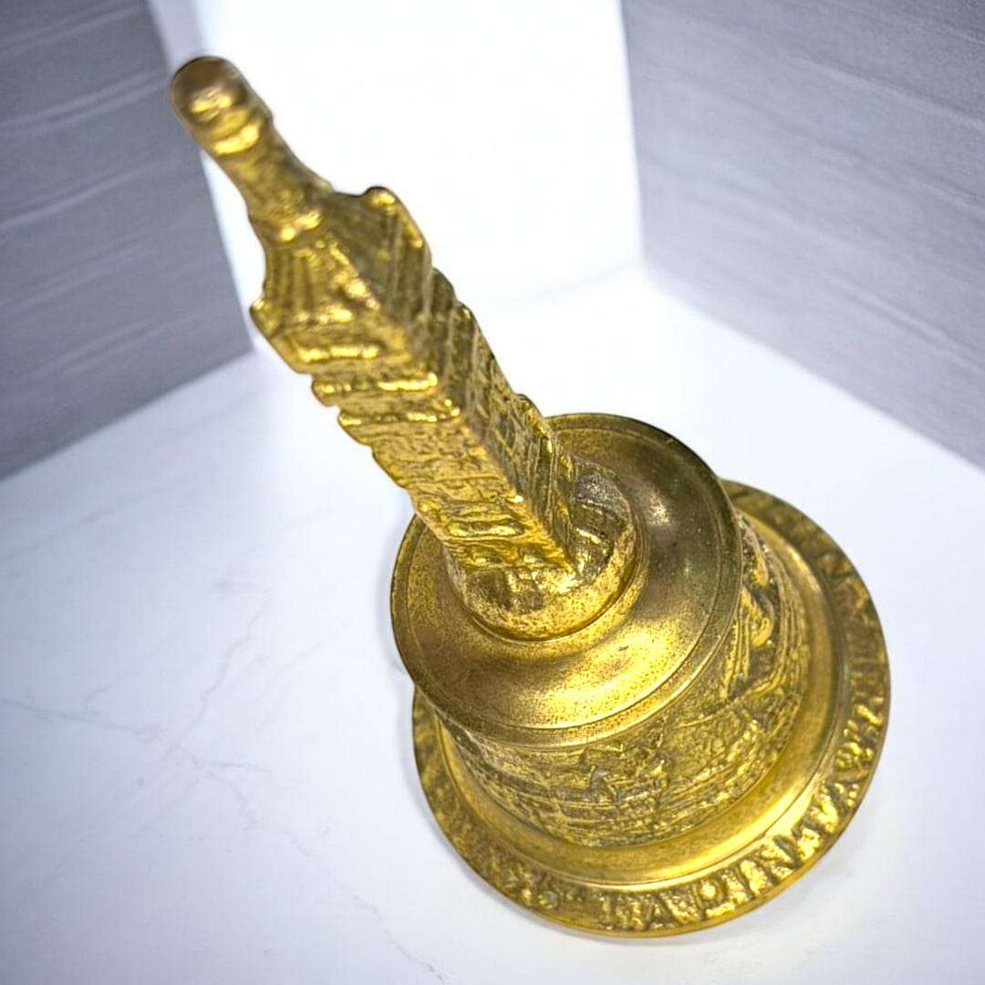 Esta Campana de bronce es una pieza antigua que destaca tanto por su valor decorativo como por su significado simbólico.