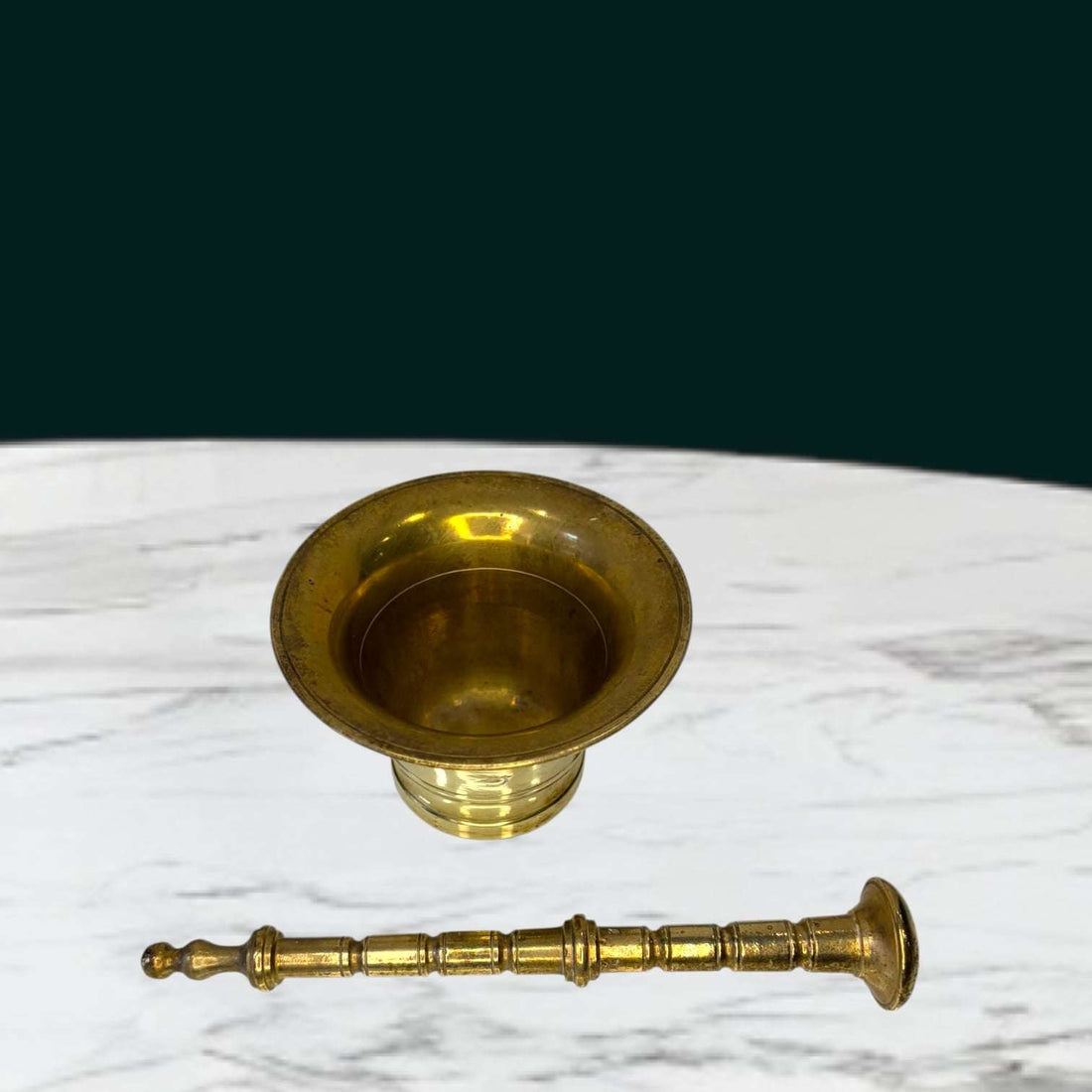 Este Mortero antiguo de bronce es una pieza auténtica, decorativa y con gran valor funcional. 