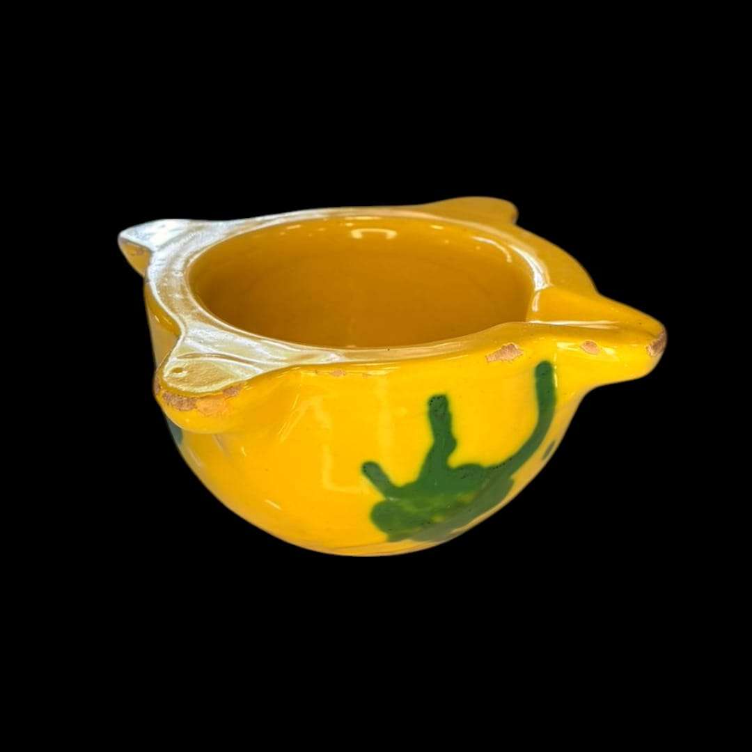Este Mortero antiguo de cerámica esmaltada es una pieza con alma, color y gran presencia visual, perfecta para quienes buscan un objeto tradicional con valor decorativo actual.