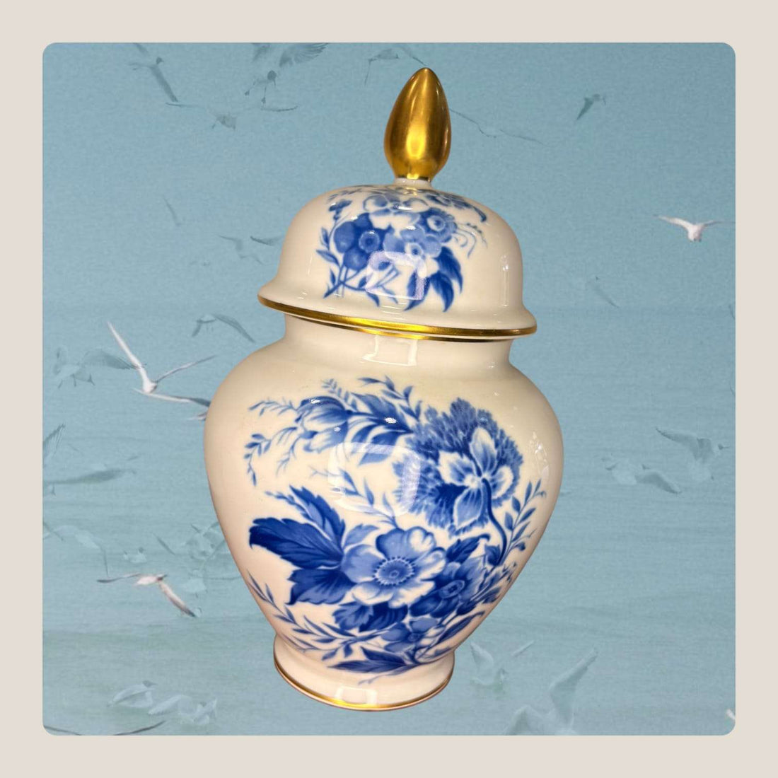 Su función original era servir como recipiente decorativo de porcelana, utilizado para contener pequeños objetos, perfumar estancias o simplemente embellecer salones y muebles nobles. 