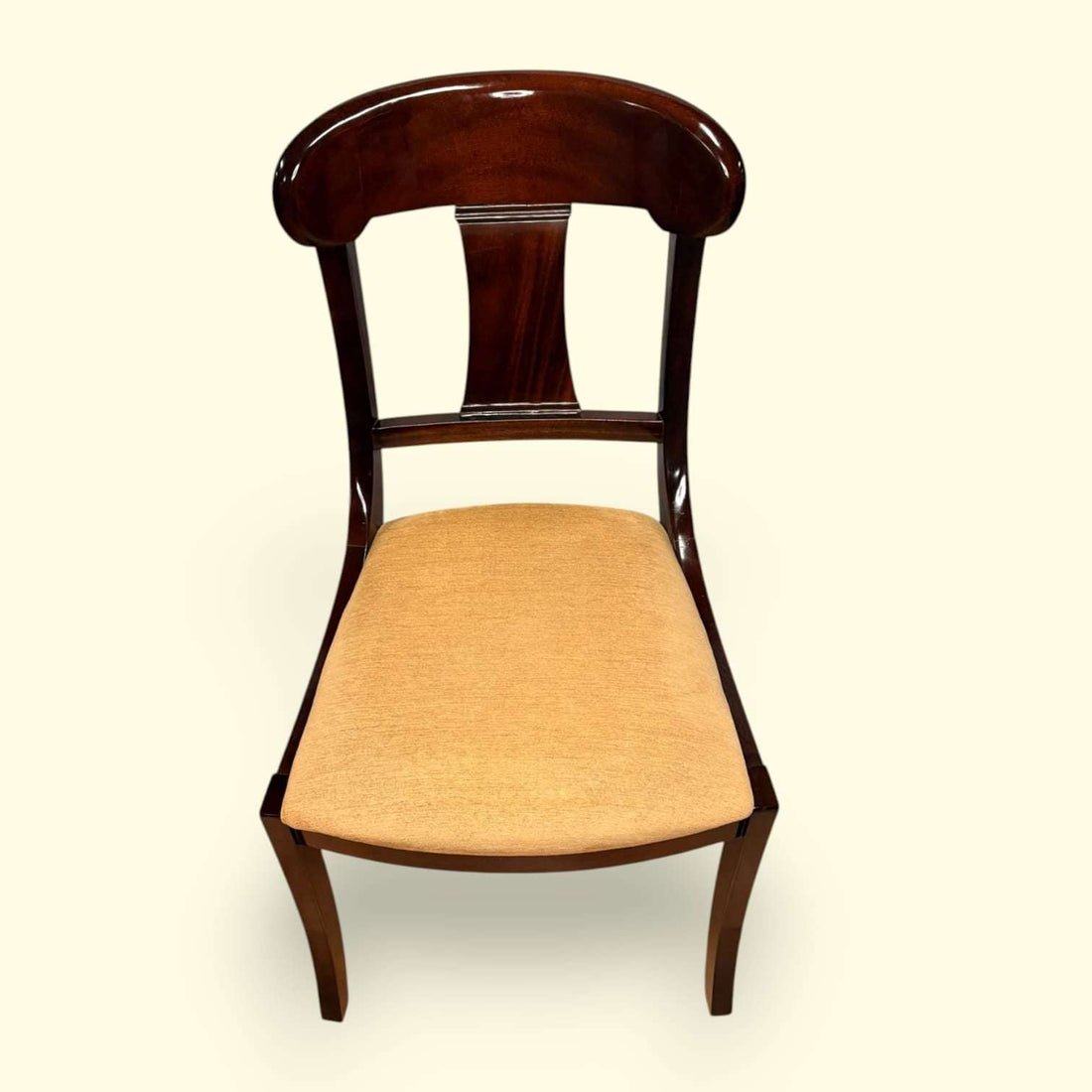 Esta Silla de caoba con asiento tapizado representa el equilibrio perfecto entre elegancia, comodidad y diseño atemporal. 