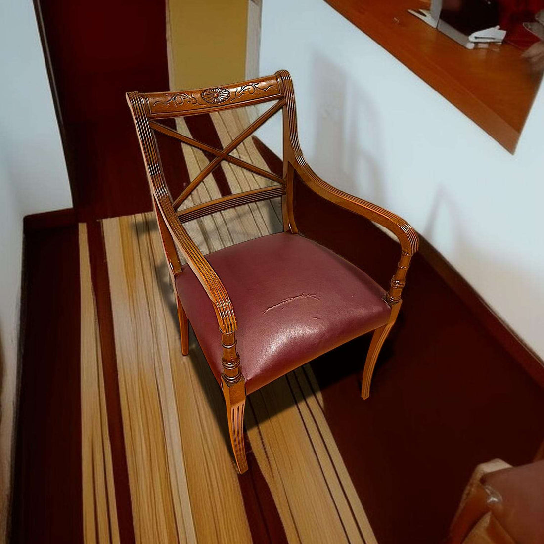Este exclusivo Lote de sillas y sillón destaca por su diseño refinado, su estructura de madera trabajada y su estética clásica con gran personalidad decorativa.