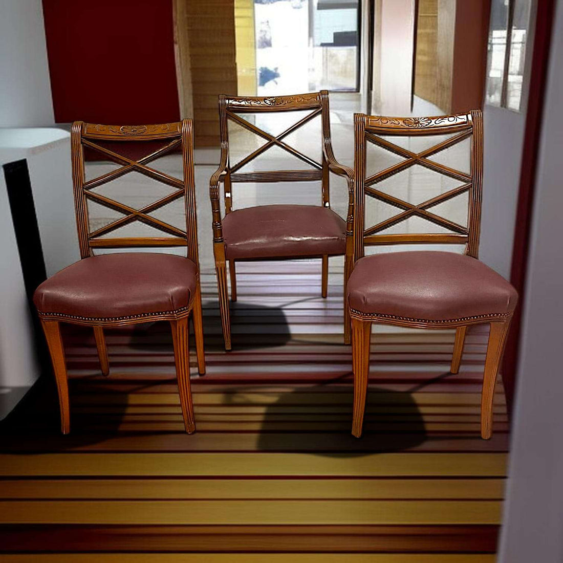 Este exclusivo Lote de sillas y sillón destaca por su diseño refinado, su estructura de madera trabajada y su estética clásica con gran personalidad decorativa.