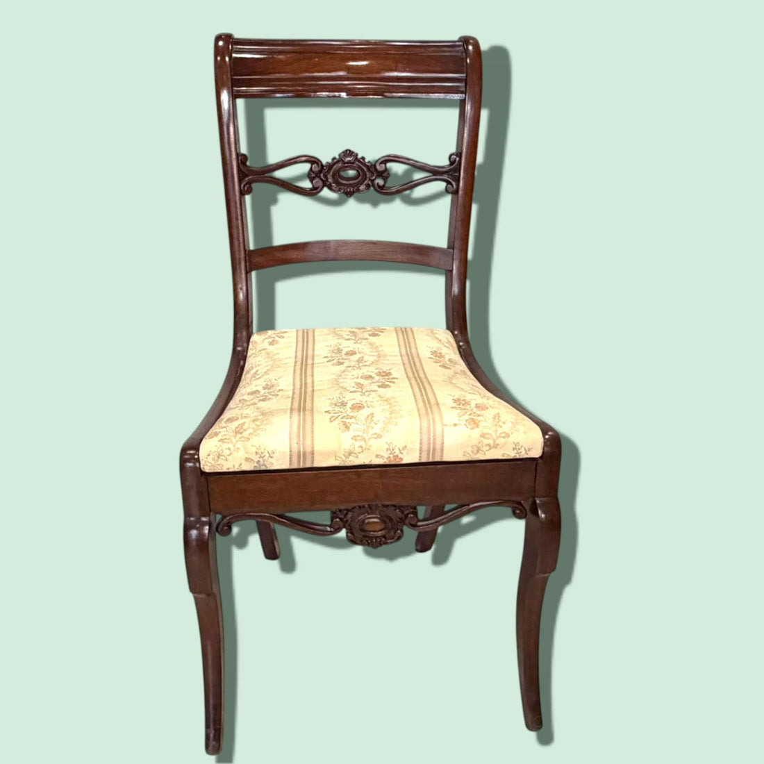 Excepcional conjunto de once sillas antiguas de caoba, perfectas para vestir grandes comedores y crear ambientes cálidos, elegantes y llenos de personalidad.