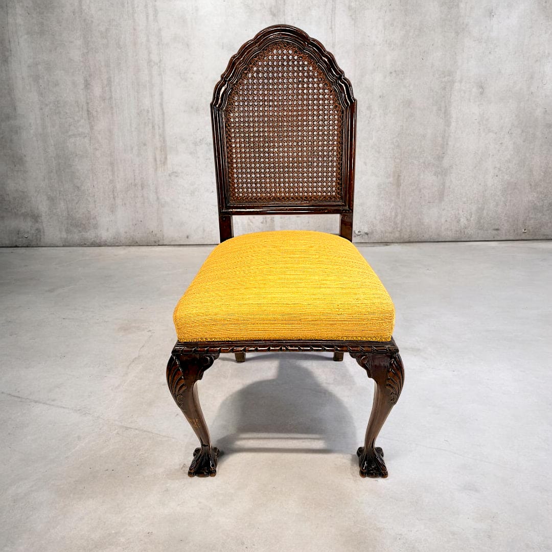 Esta refinada pareja de sillas antiguas de madera combina la elegancia clásica de la madera noble con la delicadeza artesanal de su respaldo de rejilla y sus estilizadas patas talladas.
