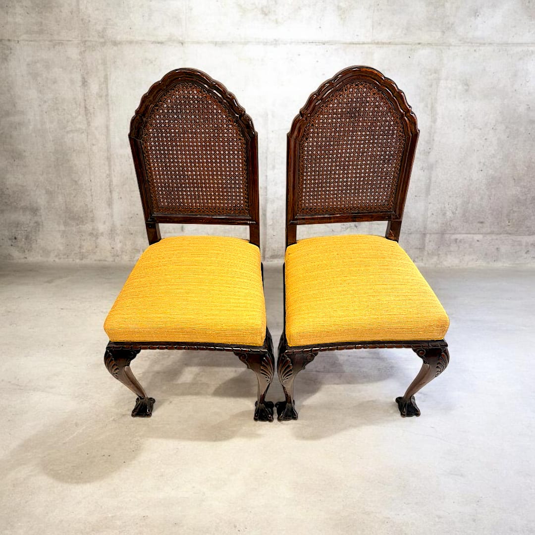 Pareja de sillas antiguas de madera con rejilla y asiento tapizado - Cositas Antiguas – La Guadaña, Anticuarios Online en Jerez , vender antigüedades, muebles antiguos
