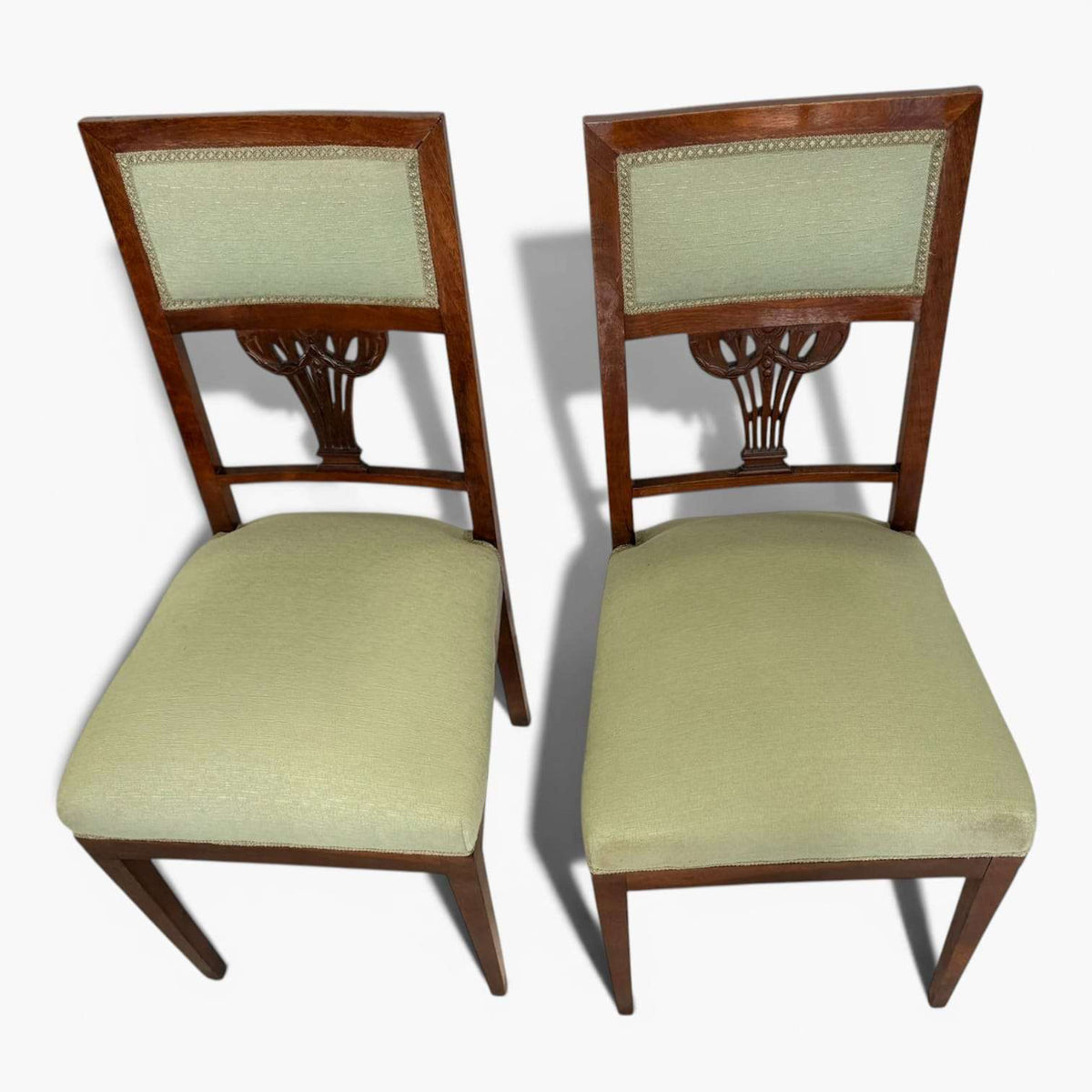 Pareja de sillas de madera con tapizado verde clásico - Cositas Antiguas – La Guadaña, Anticuarios Online en Jerez , vender antigüedades, muebles antiguos