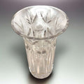 
Su diseño transparente permite que la luz atraviese el cristal y realce sus cortes, creando reflejos elegantes. Uma peça com bri