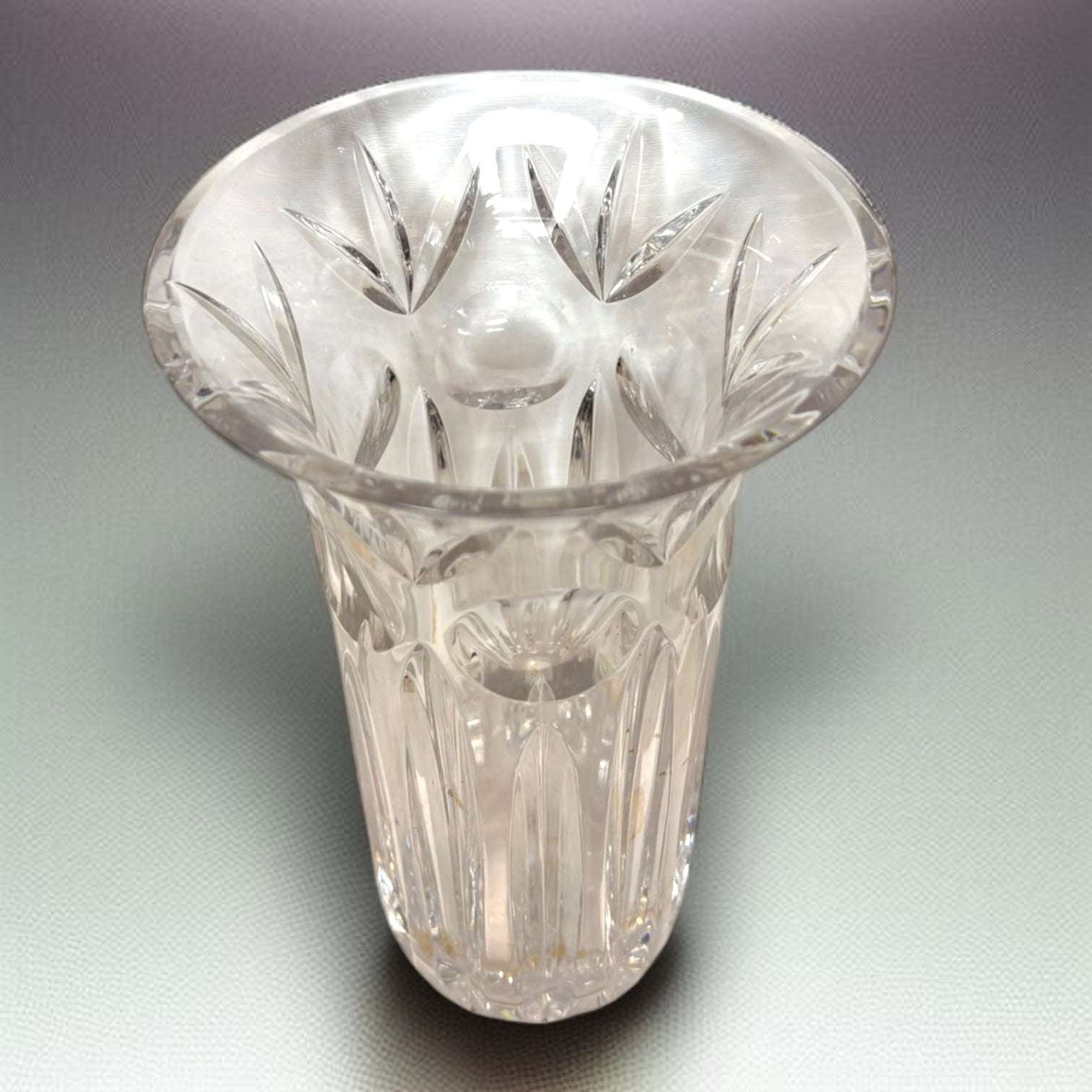 
Su diseño transparente permite que la luz atraviese el cristal y realce sus cortes, creando reflejos elegantes. Uma peça com bri