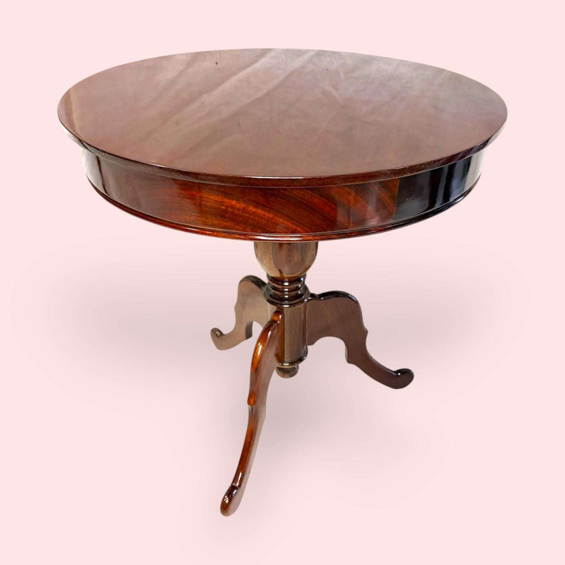 Este Velador de caoba es una pieza pensada para aportar utilidad, equilibrio y belleza a cualquier estancia. 