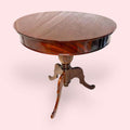 Este Velador de caoba es una pieza pensada para aportar utilidad, equilibrio y belleza a cualquier estancia. 