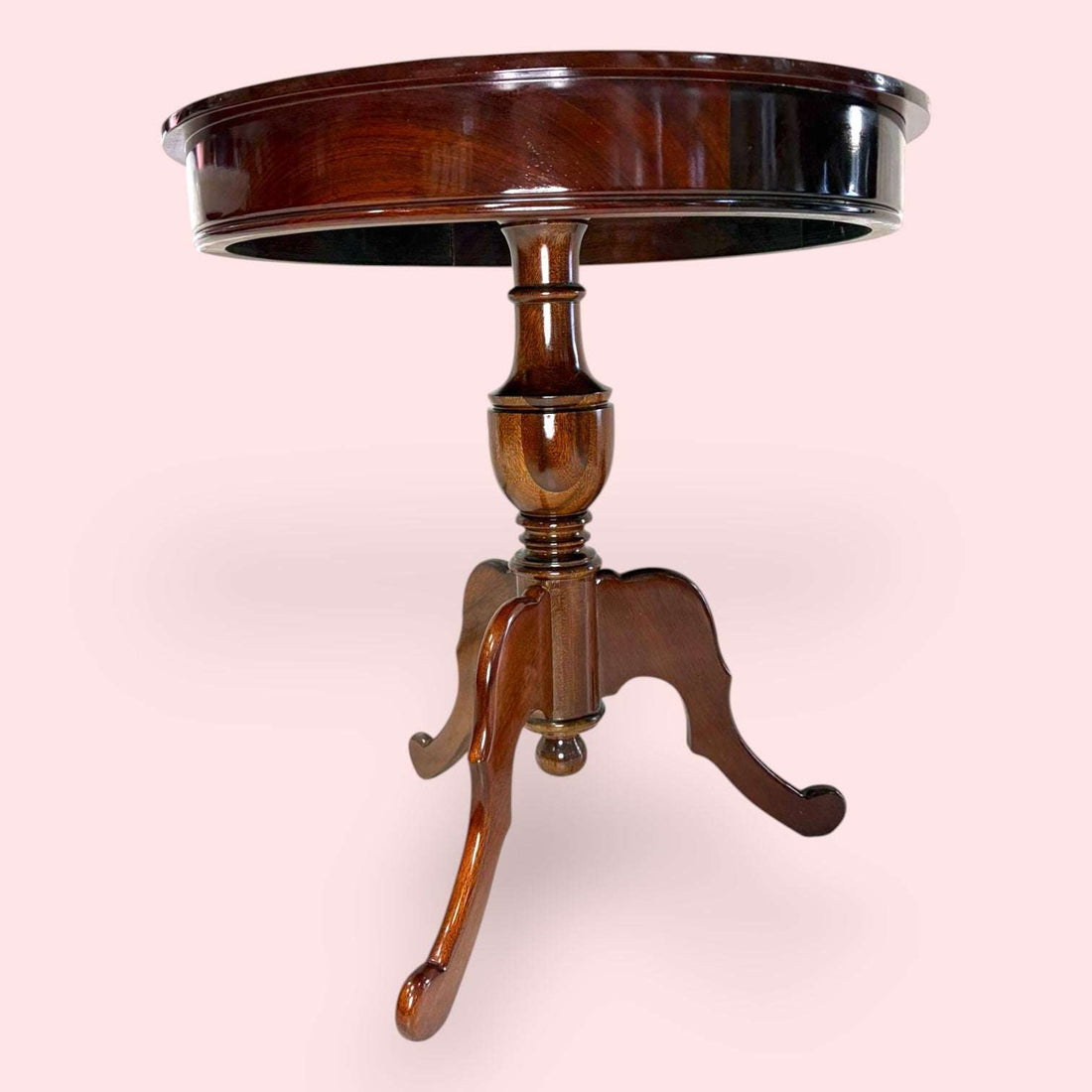 Este Velador de caoba es una pieza pensada para aportar utilidad, equilibrio y belleza a cualquier estancia. 
