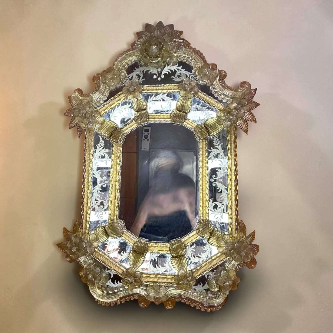 Este Espejo se diferencia por la riqueza de su marco: no es una pieza lisa ni común, sino una composición decorativa con volumen, reflejos y detalles artesanales visibles. 