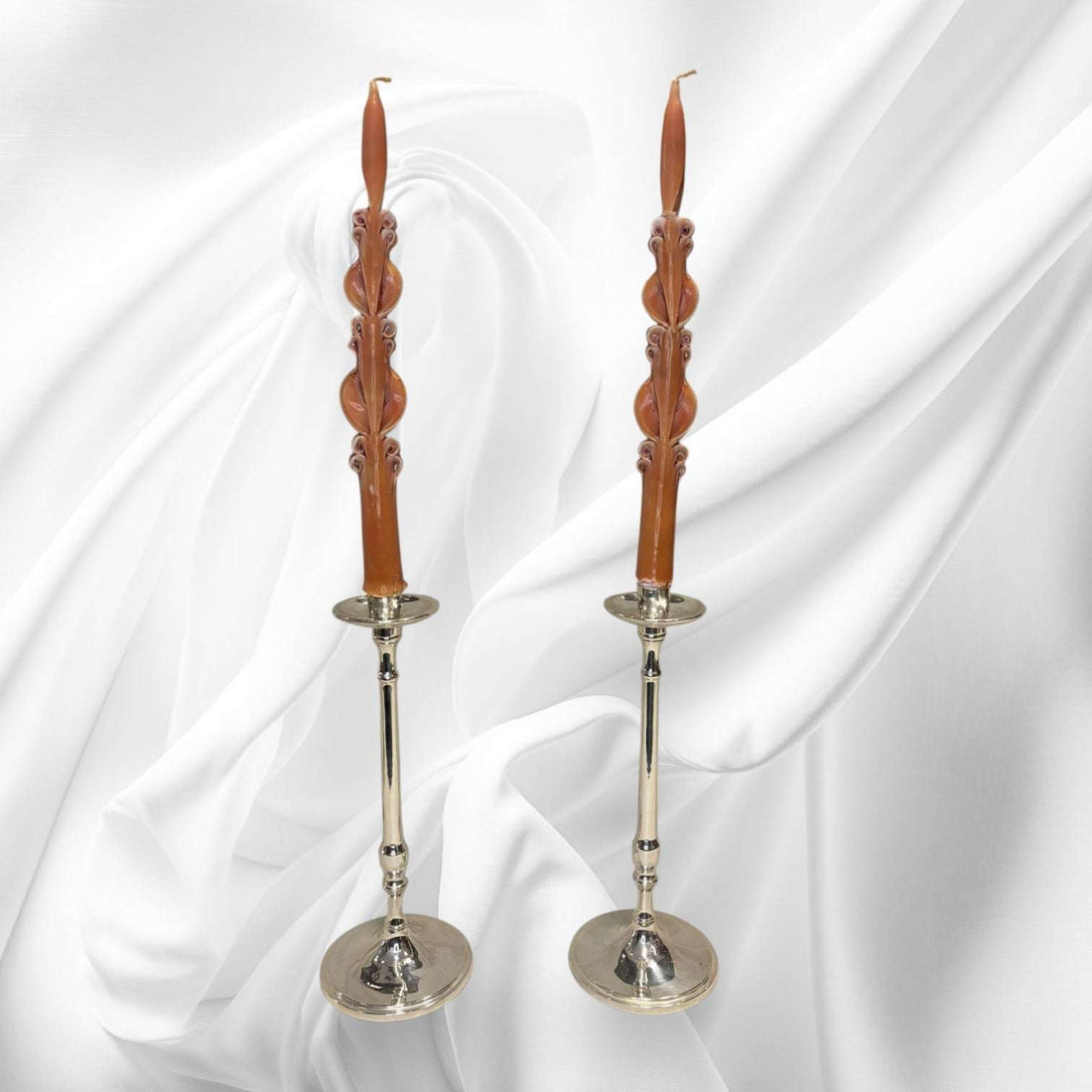 Estos Candeleros de metal plateado destacan por su elegancia vertical, su brillo limpio y su presencia decorativa. 