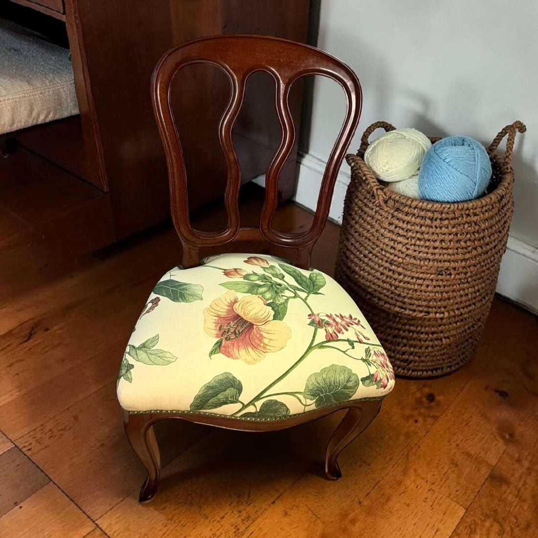 Este lote de seis Sillas de madera con asiento tapizado es una opción ideal para quienes buscan completar un comedor con elegancia, coherencia y carácter clásico. 