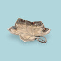 Su diseño de hoja lo hace especialmente decorativo, mientras que el metal plateado aporta luminosidad y un aire clásico muy fácil de integrar en ambientes vintage, románticos, elegantes o contemporáneos con piezas antiguas.