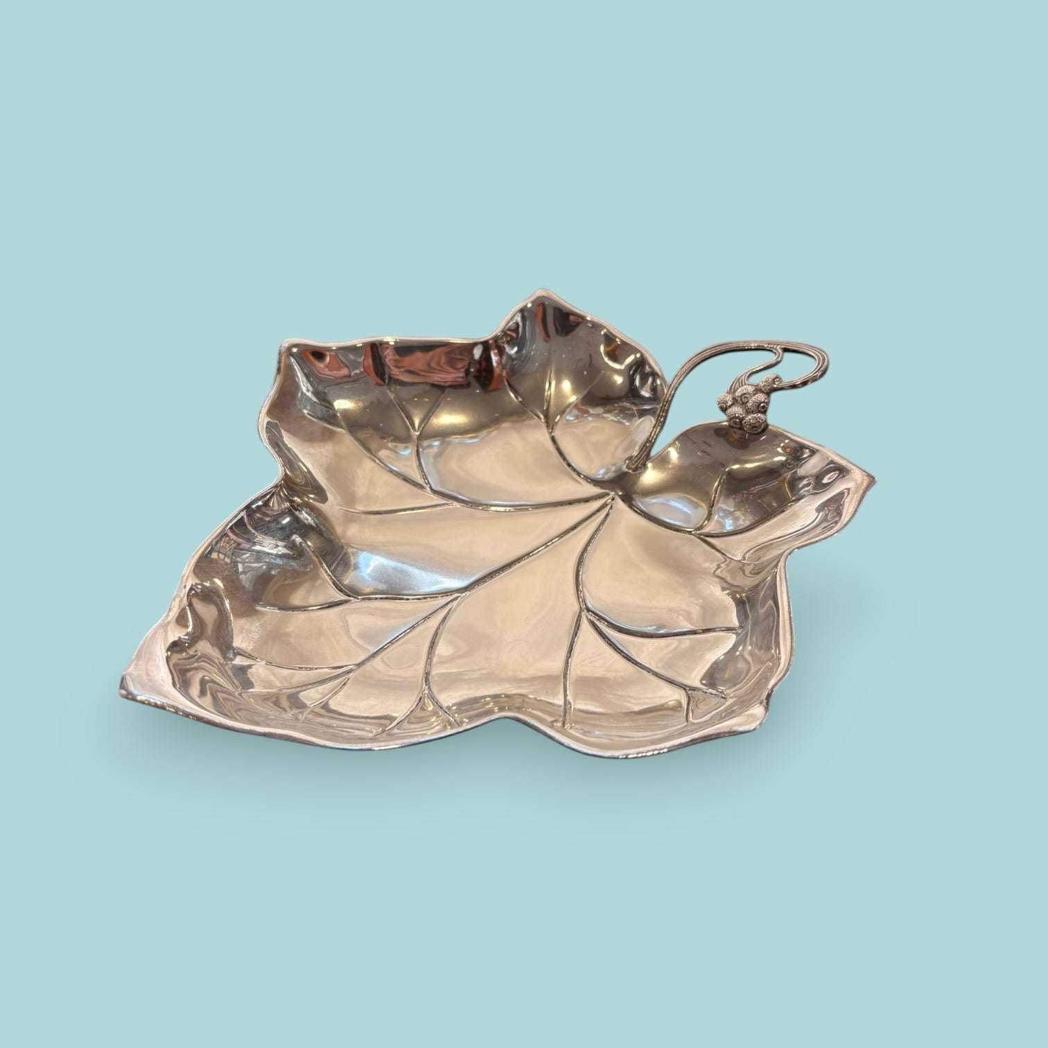 Perfecta para quienes buscan decoración con valor, pequeños objetos antiguos con encanto y accesorios capaces de transformar un rin