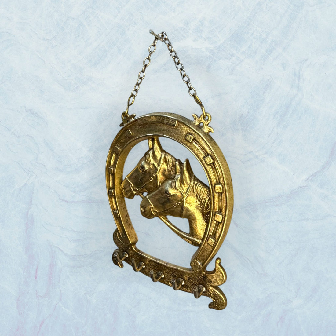 El Colgador de llaves de metal dorado es una pieza decorativa y funcional, perfecta para colocar cerca de la entrada de casa y mantener siempre ordenadas las llaves del hogar, del coche, del trastero o de pequeños candados. 