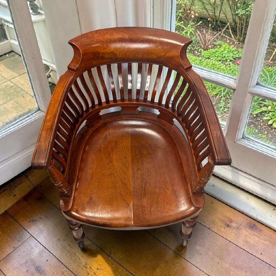 La madera de roble presenta un tono cálido, con vetas visibles y brillo natural, ideal para interiores clásicos, despachos, estudios, bibliotecas o espacios vintage con personalidad.