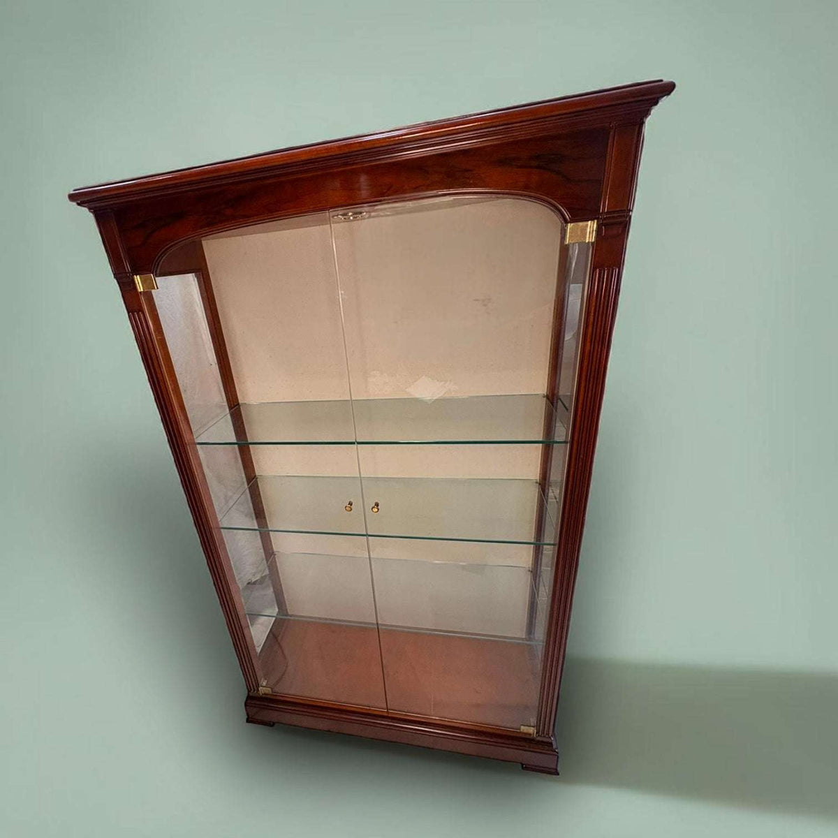 Esta Vitrina está disponible en limbaproecher.com, una pieza decorativa y funcional para quienes buscan un mueble clásico con carácter, calidad y presencia.