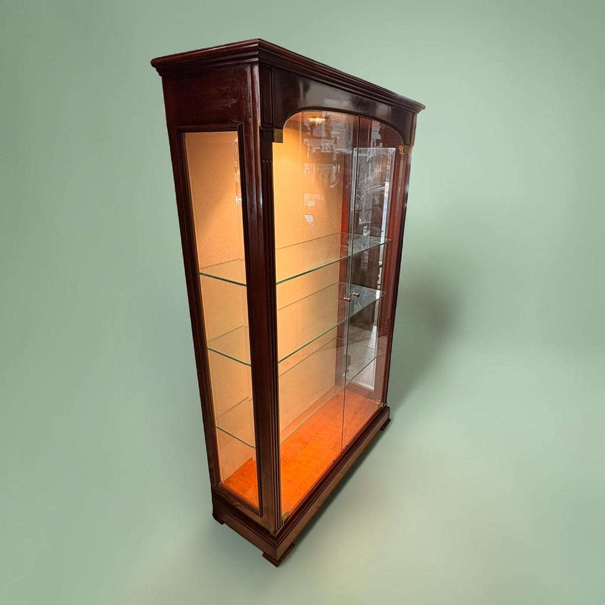 En su interior incorpora estantes de cristal, perfectos para organizar piezas decorativas en diferentes alturas. 