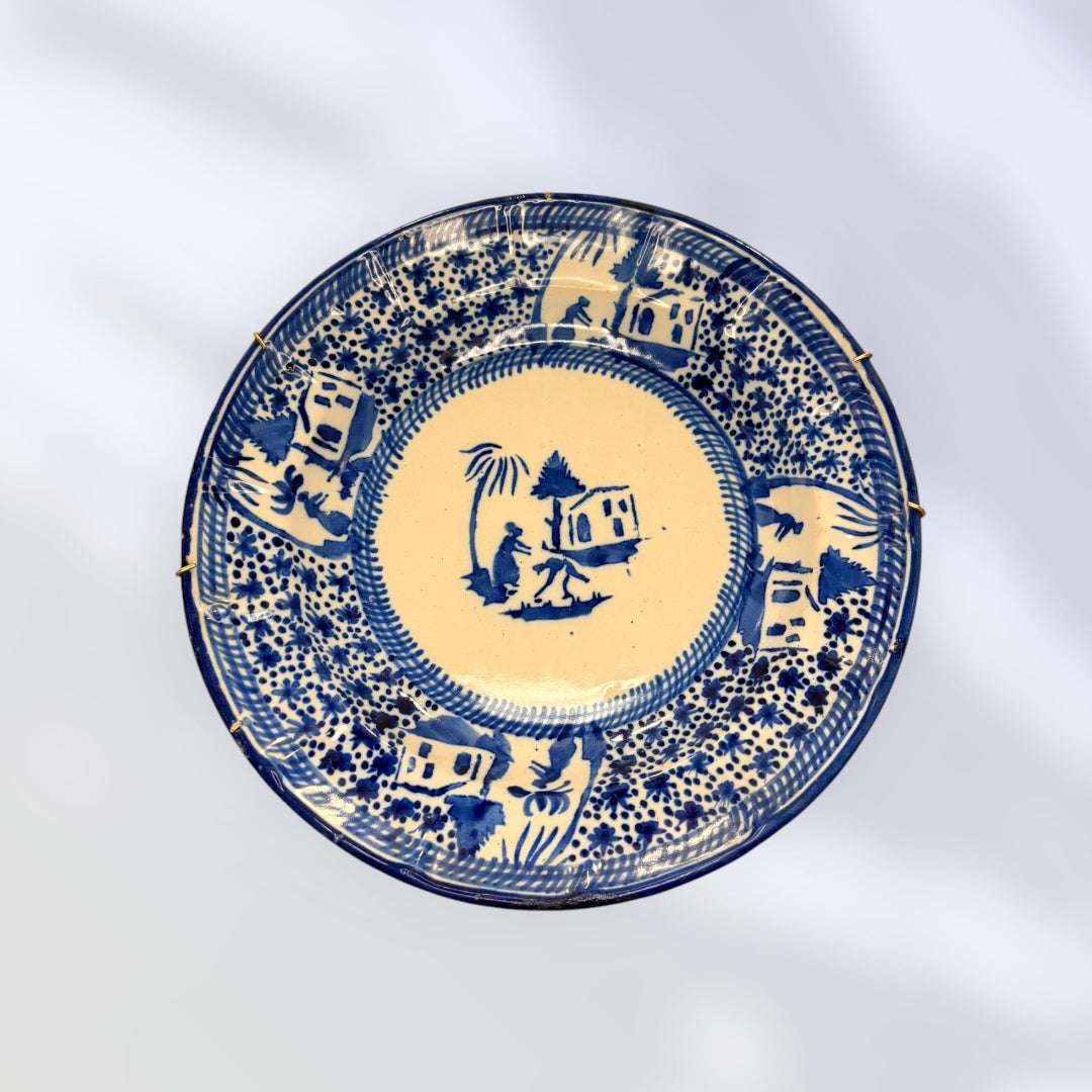 Este plato antiguo de cerámica blanca y azul es una pieza decorativa perfecta para quienes buscan objetos con personalidad, historia y valor ornamental. 