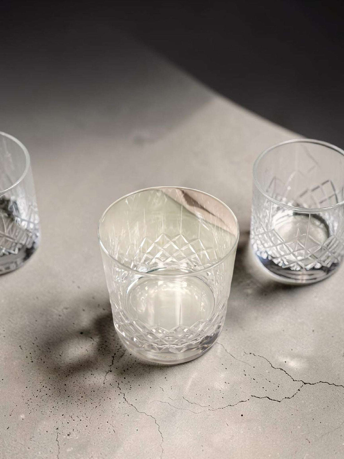 Estos Vasos destacan por su brillo, su talla geométrica y su equilibrio entre utilidad y decoración. 