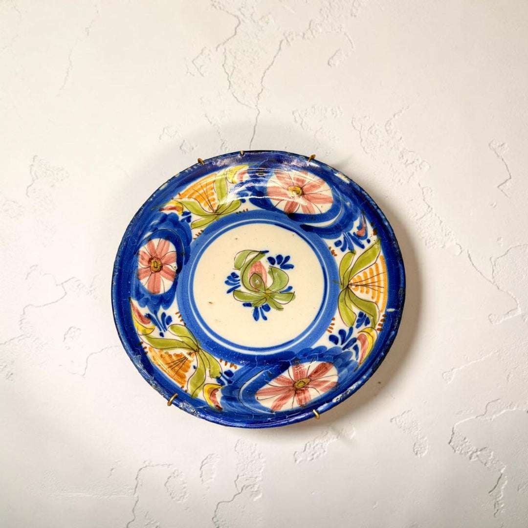 Este Plato no es solo un objeto de cerámica: es una pieza con expresión, color y presencia visual. 