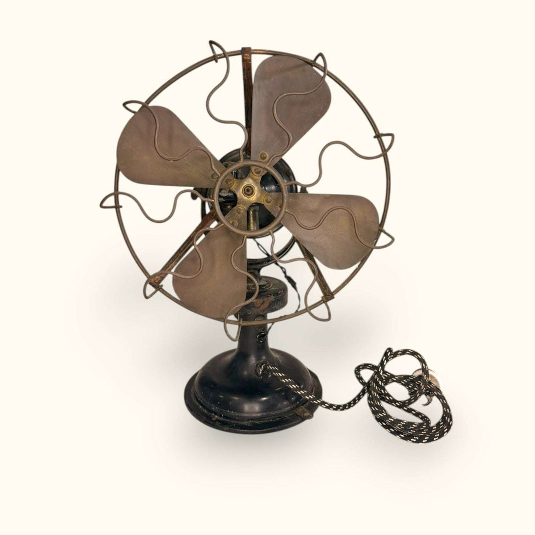 Este Ventilador no es solo un aparato antiguo: es una pieza con historia visual, diseño técnico y carácter propio. 
