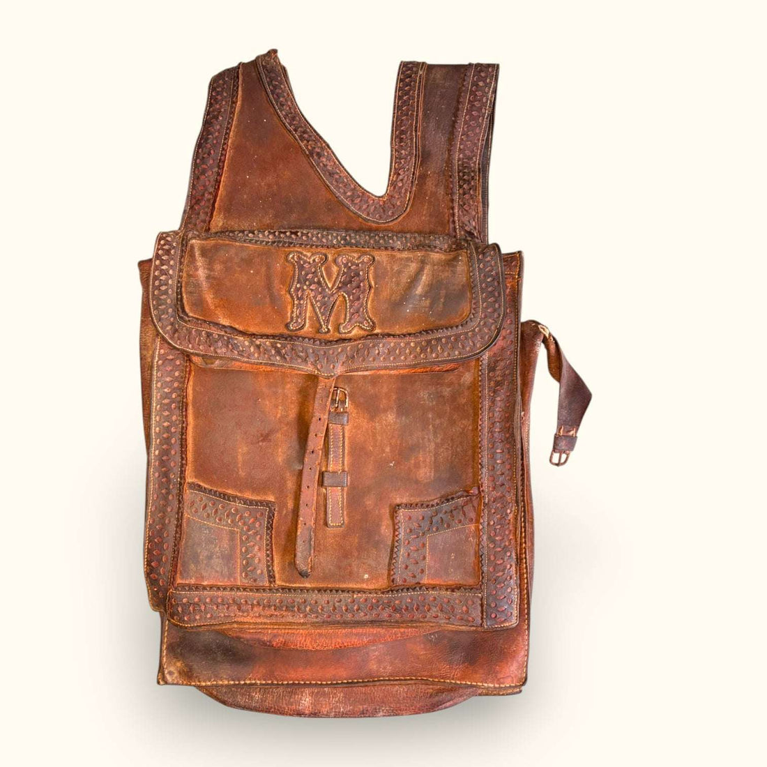 Esta Alforja antigua de cuero, de estilo marroquí y atribuida al siglo XIX, es una pieza con una presencia visual muy especial.