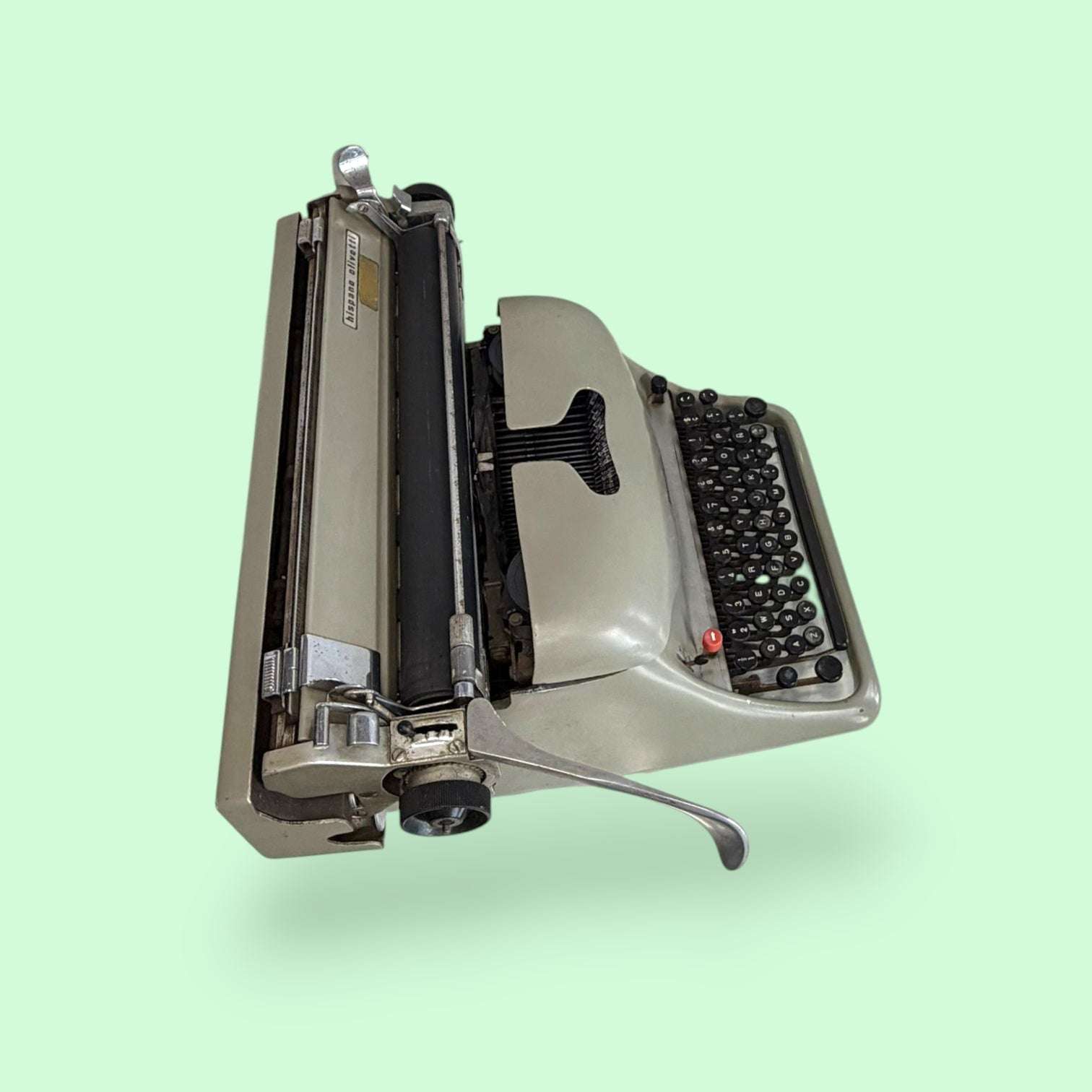 Esta máquina de escribir Hispano Olivetti conserva el encanto de la escritura mecánica y el valor decorativo de los objetos que