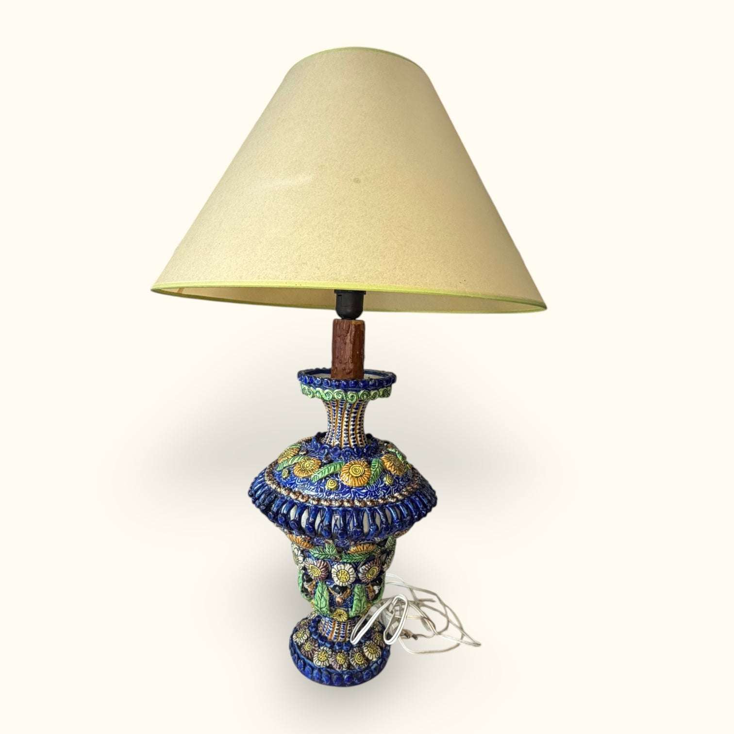 La base de cerámica policromada aporta color, textura y volumen; la pantalla suaviza la luz y permite crear una atmósfera acogedora; y el conjunto ofrece una imagen llamativa, elegante y diferente. 