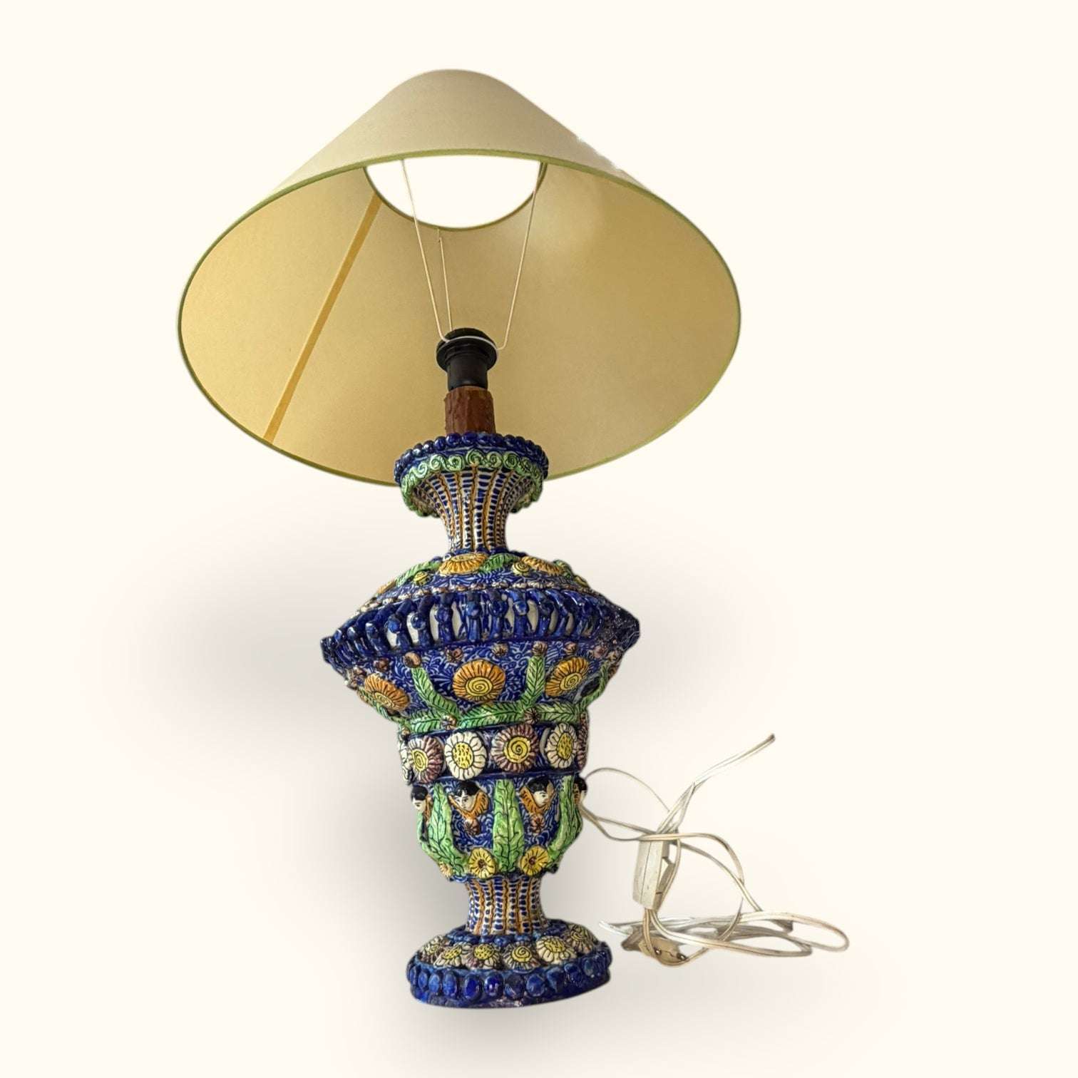 Esta pieza está pensada para quien desea algo más que una luz práctica: busca una presencia decorativa, un objeto con fuerza visual y una estética que no se encuentra en lámparas modernas fabricadas en serie.