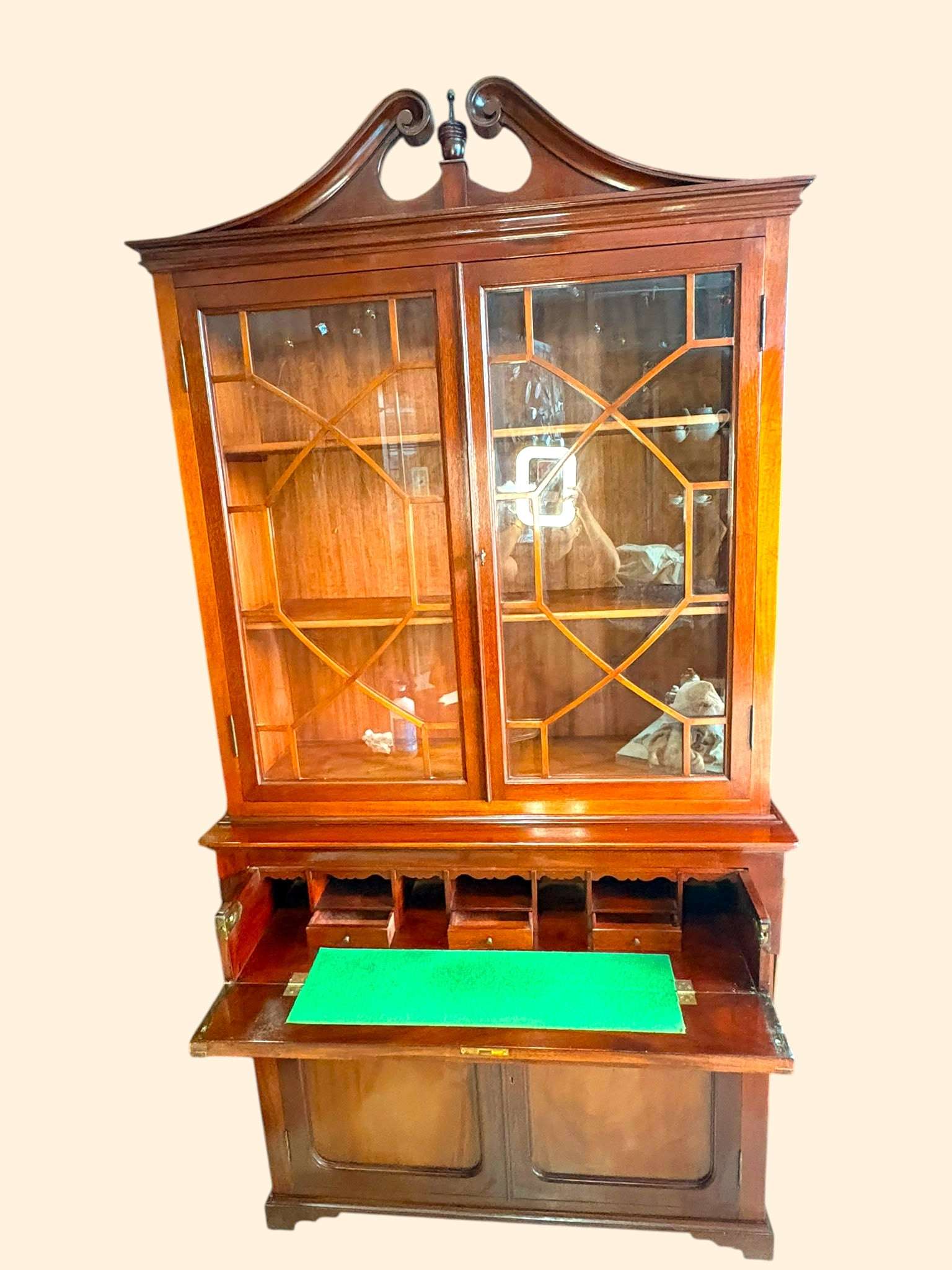 No es solo un mueble para guardar libros: es una pieza protagonista que ordena, decora y aporta carácter. 