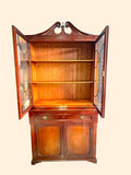 La combinación de vitrina superior, escritorio abatible y alacena inferior la convierte en una solución muy especial para quienes desean un mueble antiguo funcional, elegante y diferente.

