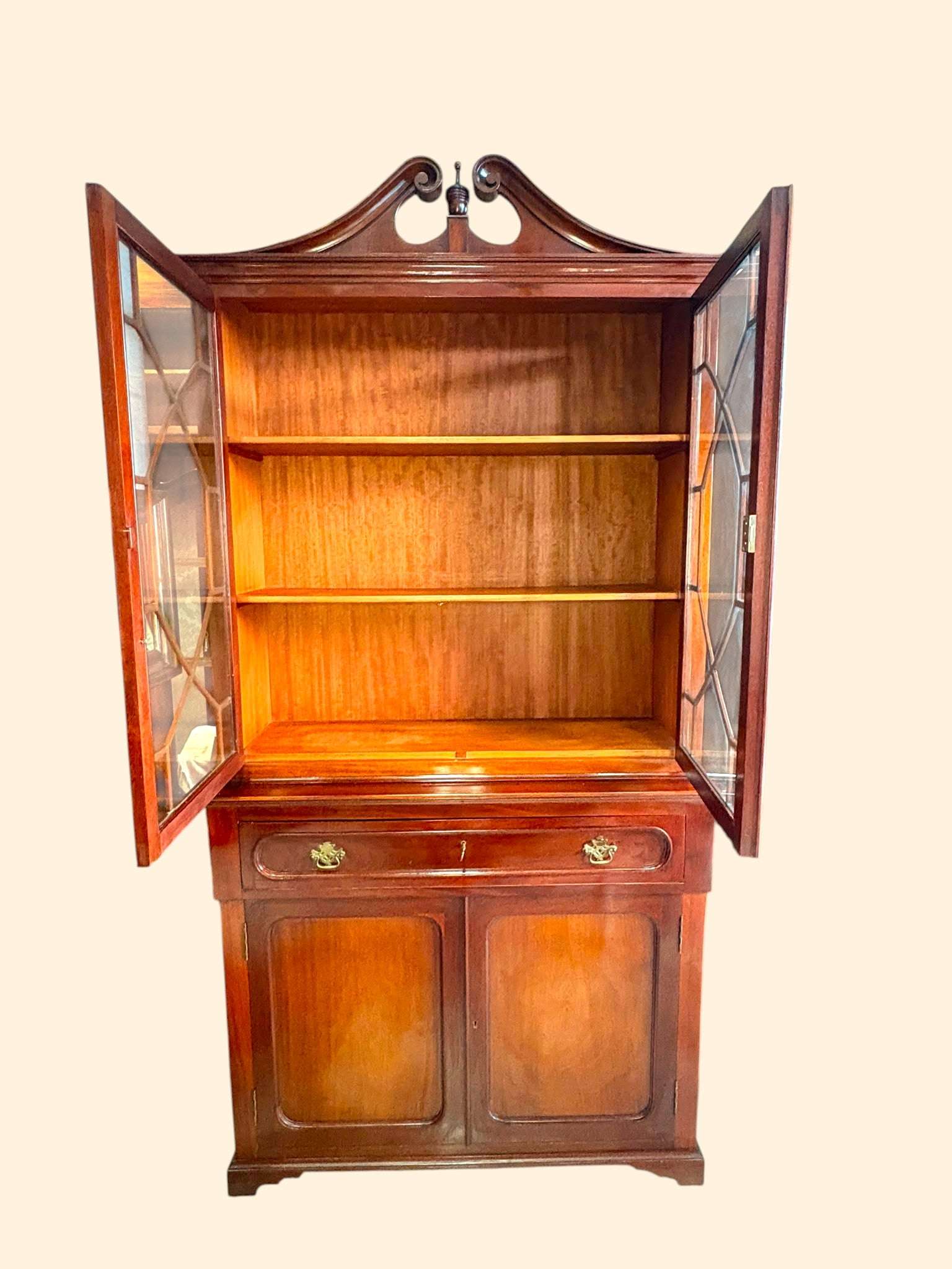La combinación de vitrina superior, escritorio abatible y alacena inferior la convierte en una solución muy especial para quienes desean un mueble antiguo funcional, elegante y diferente.

